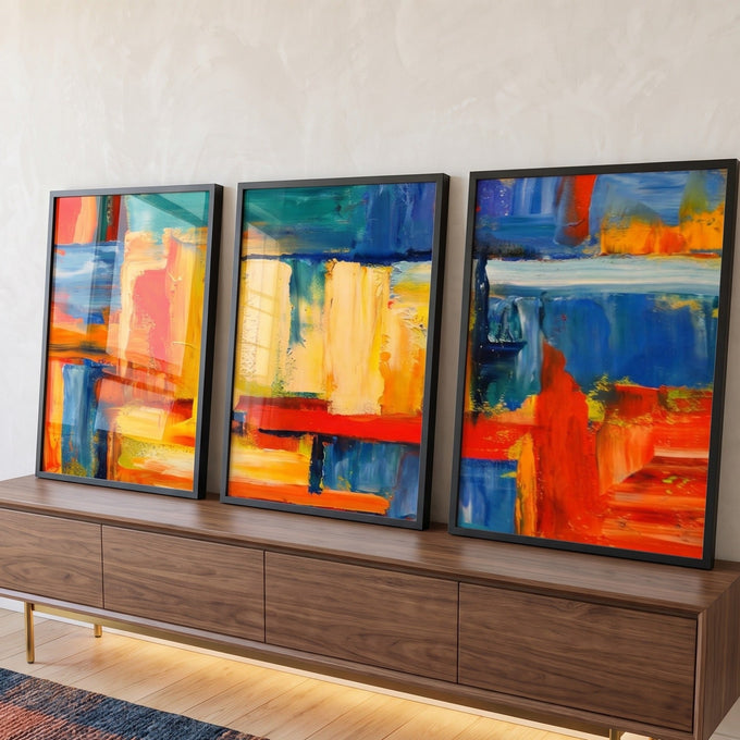 Tríptico abstrato com pinceladas espessas em vermelho, azul, laranja e amarelo, quadro decorativo