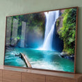 Cachoeira em floresta tropical com musgo verde e lago turquesa com tronco, quadro decorativo