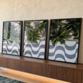 Calçadão de Copacabana com ondas azuis e brancas e palmeiras vistas de cima em 3 telas quadro decorativo