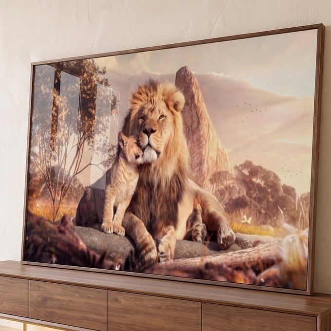Leão adulto e filhote abraçados sobre rocha na savana ao entardecer em tons marrons, quadro decorativo