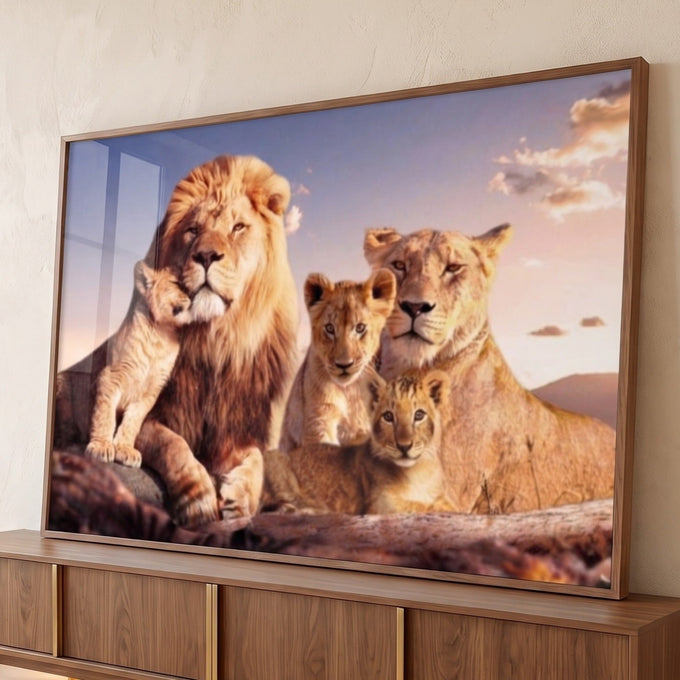 Leão, leoa e três filhotes sobre rocha na savana ao entardecer, filhote abraçando o pai, quadro decorativo
