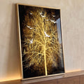 Árvore dourada de galhos finos com pombas brancas voando sobre fundo preto, quadro decorativo