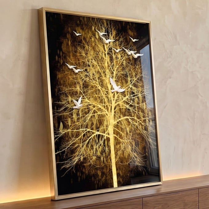 Árvore dourada de galhos finos com pombas brancas voando sobre fundo preto, quadro decorativo