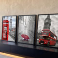 Big Ben com cabine e ônibus vermelhos e Torre Eiffel com guarda-chuva em preto e branco quadro decorativo