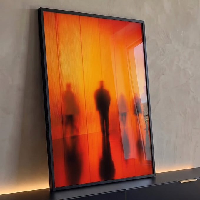 Silhuetas desfocadas de pessoas caminhando sobre fundo laranja e vermelho com reflexos, quadro decorativo