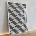 Mosaico de pastilhas com ondas geométricas em cinza escuro e branco, quadro decorativo
