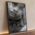 Retrato em preto e branco de criança africana com olhar profundo e colar tribal de contas, quadro decorativo