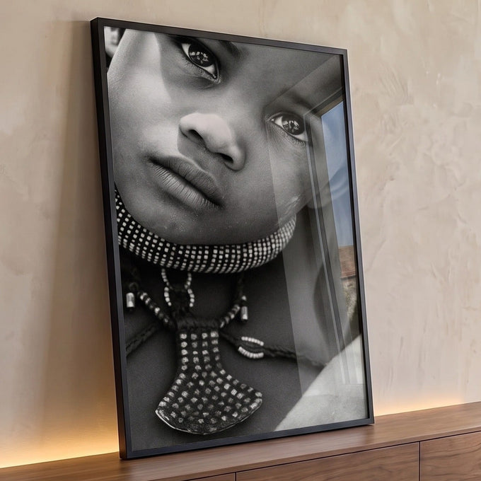 Retrato em preto e branco de criança africana com olhar profundo e colar tribal de contas, quadro decorativo