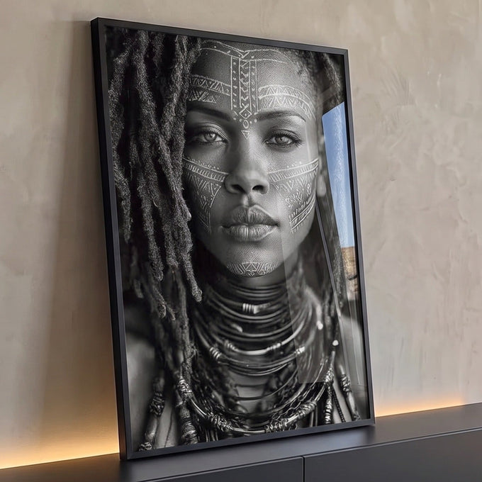 Retrato de mulher africana com dreads, pintura tribal branca e colares em preto e branco, quadro decorativo