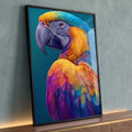 Arara de perfil com penas azuis, amarelas, laranja e roxas sobre fundo azul-petróleo, quadro decorativo