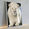 Leão branco de olhos azuis deitado de frente sobre fundo preto em realismo, quadro decorativo