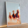 Três cavalos galopando com efeito de movimento em tons laranja sobre fundo claro, quadro decorativo