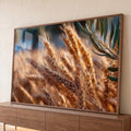 Espigas de trigo dourado em close com ramo de oliveira e fundo desfocado, quadro decorativo