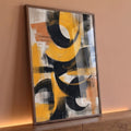 Pintura abstrata com curvas pretas e pinceladas amarelas e laranja sobre fundo claro, quadro decorativo