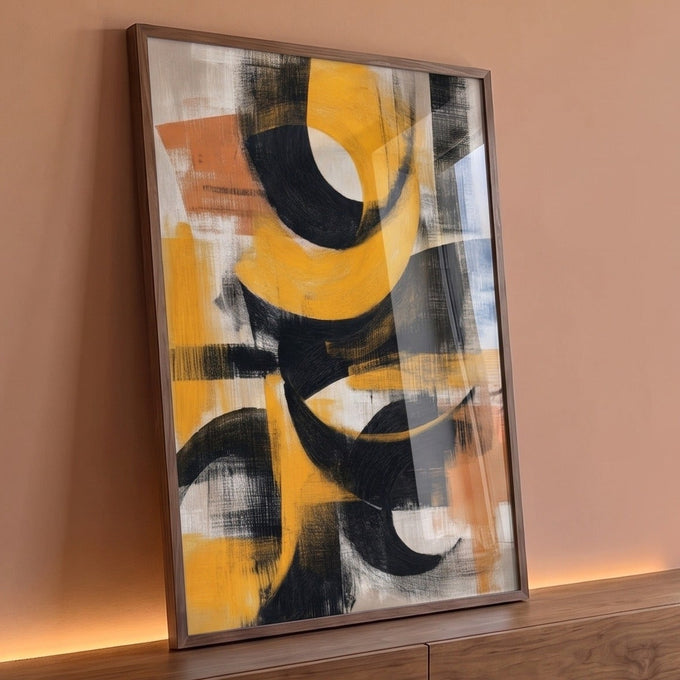 Pintura abstrata com curvas pretas e pinceladas amarelas e laranja sobre fundo claro, quadro decorativo