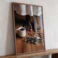 Pés descalços de Preto Velho em roupa branca com café, terço e folhas sobre madeira, quadro decorativo