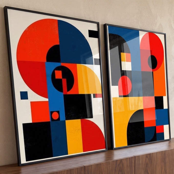 Díptico Bauhaus com formas geométricas vermelhas, azuis, amarelas e pretas em fundo creme, quadro decorativo