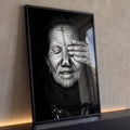 Retrato em preto e branco de mulher idosa de olhos fechados com a mão sobre o rosto, quadro decorativo