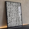 Colunas verticais de hieróglifos egípcios em preto sobre fundo branco, quadro decorativo