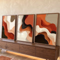 Três telas abstratas com ondas orgânicas em laranja, terracota, creme e preto, quadro decorativo
