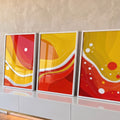 Tríptico abstrato com ondas vermelhas, amarelas e brancas e pontos em cores quentes, quadro decorativo