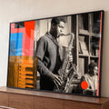 Saxofonista de jazz em preto e branco com piano e blocos vermelho, azul e laranja, quadro decorativo