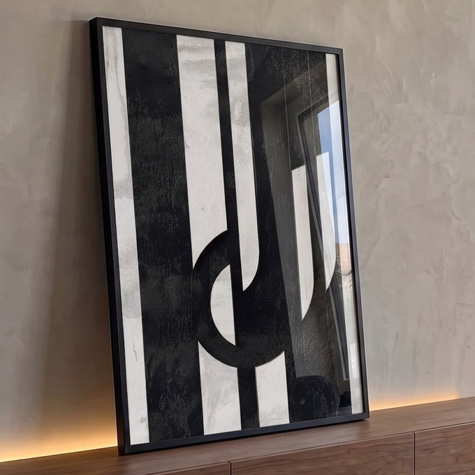 Listras verticais pretas e brancas com curvas geométricas e textura desgastada, quadro decorativo