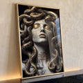 Busto de Medusa em mármore branco com serpentes douradas sobre fundo preto, quadro decorativo
