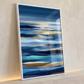Mar abstrato em faixas onduladas azuis, turquesa e douradas com horizonte iluminado, quadro decorativo