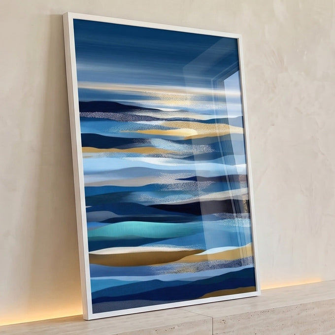 Mar abstrato em faixas onduladas azuis, turquesa e douradas com horizonte iluminado, quadro decorativo
