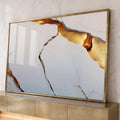 Mármore branco com leve tom azulado e rachaduras preenchidas por veios de ouro, quadro decorativo