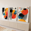 Trio de telas abstratas com círculos laranja, azul e preto e listras verticais, quadro decorativo