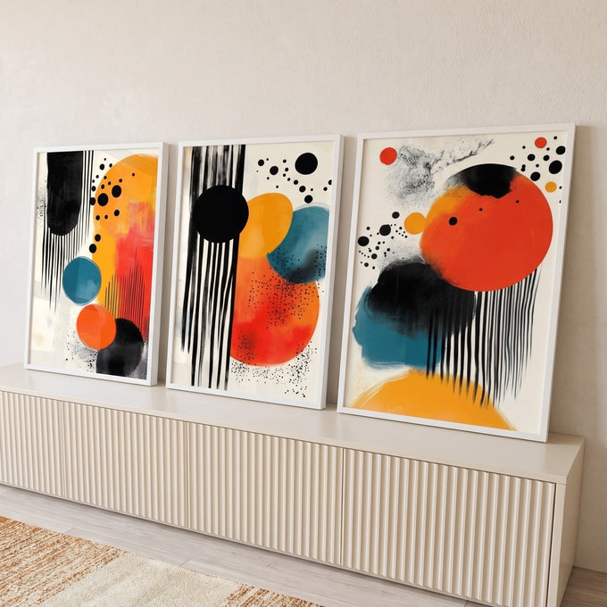 Trio de telas abstratas com círculos laranja, azul e preto e listras verticais, quadro decorativo