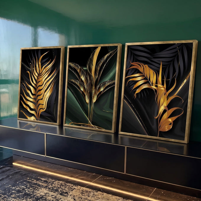 Trio de telas com folhas de palmeira douradas sobre fundo preto e verde escuro, quadro decorativo