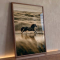 Cavalo preto galopando na água entre dunas de capim em tons bege e sépia, quadro decorativo