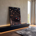 Quadro Decorativo Grande Mustang Visto de Trás para Sala | quadros decorativos para sala | Mustang preto visto de trás com faixas brancas em garagem iluminada | em Quadros para Sala | Porao dos Quadros