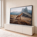 Raposa vermelha em campo de grama seca com picos rochosos das montanhas ao fundo, quadro decorativo