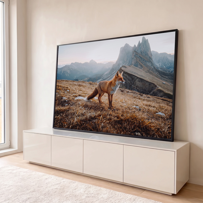 Raposa vermelha em campo de grama seca com picos rochosos das montanhas ao fundo, quadro decorativo