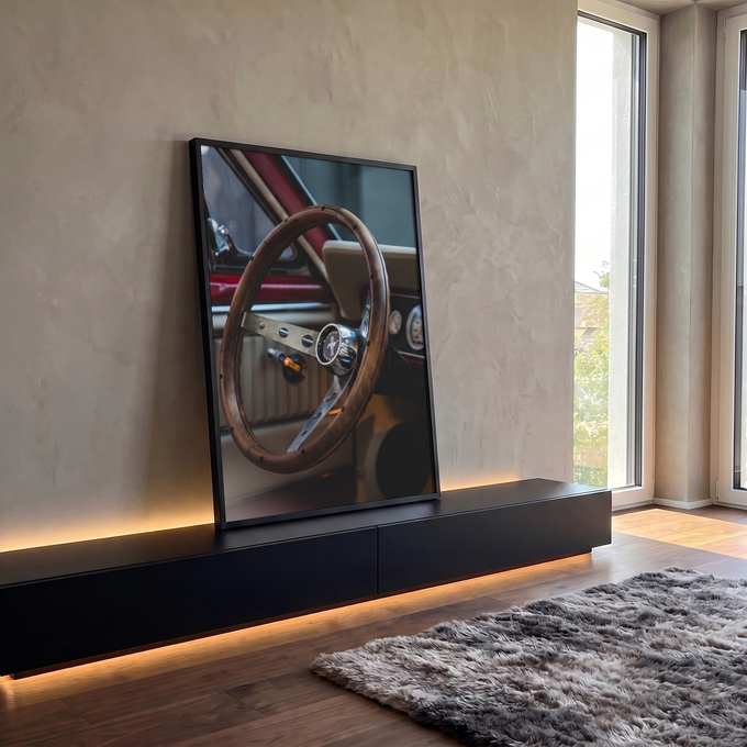 Volante clássico de madeira com raios cromados e emblema Mustang em interior vintage, quadro decorativo