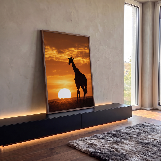 Girafa em silhueta na savana africana com sol se pondo no horizonte e céu laranja, quadro decorativo
