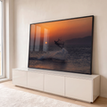 Quadro Decorativo Grande Kitesurf ao Pôr do Sol para Sala | quadros decorativos para sala | kitesurfista em silhueta saltando sobre o mar ao pôr do sol laranja intenso | em Quadros para Sala | Porao dos Quadros