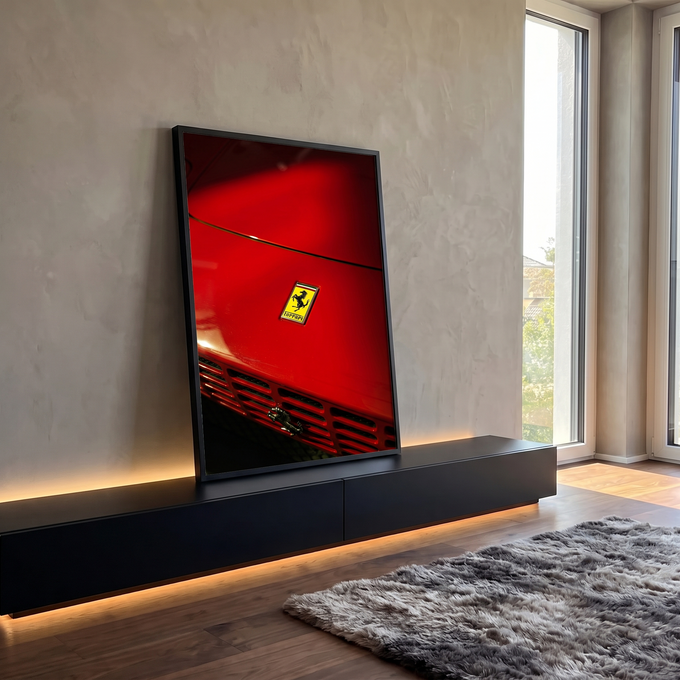 Close do capô vermelho de carro esportivo com emblema amarelo de cavalo empinado, quadro decorativo