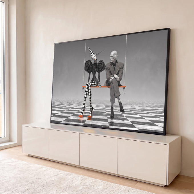 Quadro Decorativo Grande Figuras no Balanço para Sala Preto | quadros decorativos para sala | mulher de chapéu xadrez e homem de terno sentados num balanço laranja sobre piso xadrez | em Quadros para Sala | Porao dos Quadros