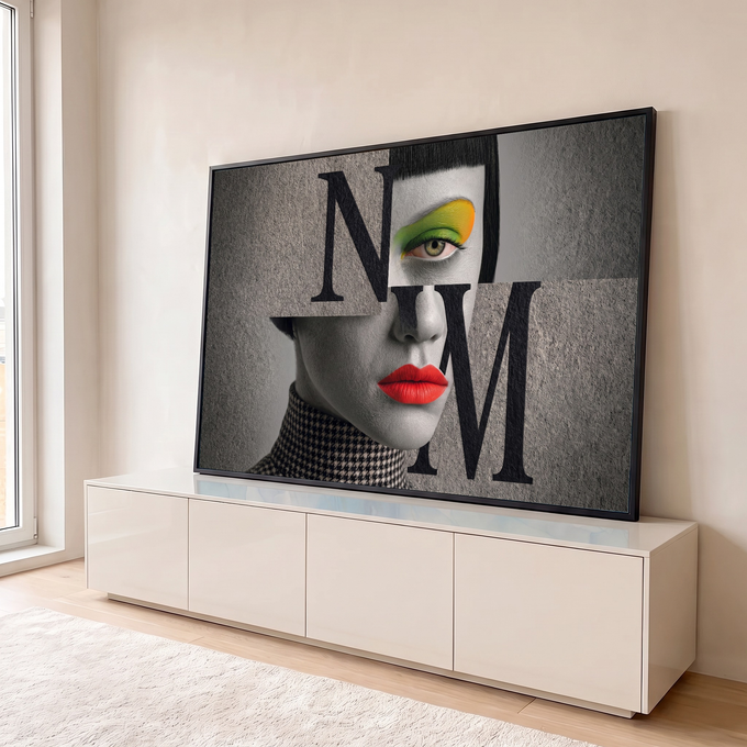 Rosto feminino cinza com batom vermelho, sombra verde e letras NM em estilo editorial, quadro decorativo