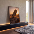 Quadro Decorativo Grande Leão na Savana para Sala Laranja | quadros decorativos para sala | leão sentado em rocha com juba dourada durante pôr do sol na savana | em Quadros para Sala | Porao dos Quadros