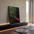 Quadro Decorativo Grande Canoa Vermelha para Sala Vermelho | quadros decorativos para sala | canoa vermelha flutuando em rio escuro cercado por floresta tropical densa | em Quadros para Sala | Porao dos Quadros