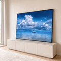 Veleiro branco ancorado em mar azul calmo sob grandes nuvens brancas e céu azul profundo, quadro decorativo