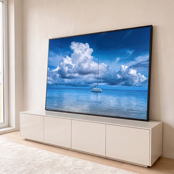 Veleiro branco ancorado em mar azul calmo sob grandes nuvens brancas e céu azul profundo, quadro decorativo