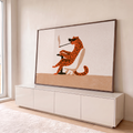 Leopardo ilustrado de óculos escuros e piteira sentado na poltrona, fundo bege, quadro decorativo