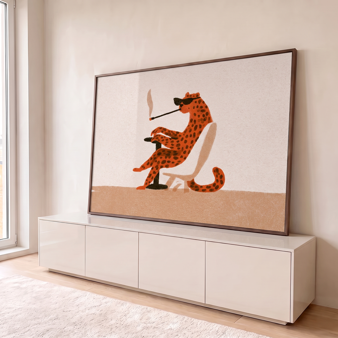 Leopardo ilustrado de óculos escuros e piteira sentado na poltrona, fundo bege, quadro decorativo